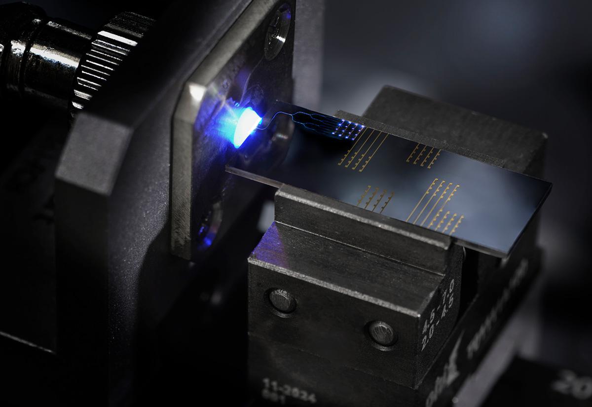 Luna RGB laser chip for LCOS